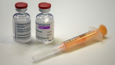 Забавени доставки и двоен удар по ваксинацията в ЕС