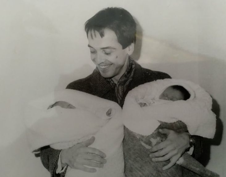 Атанас Мангъров като щастлив баща на близнаци 
