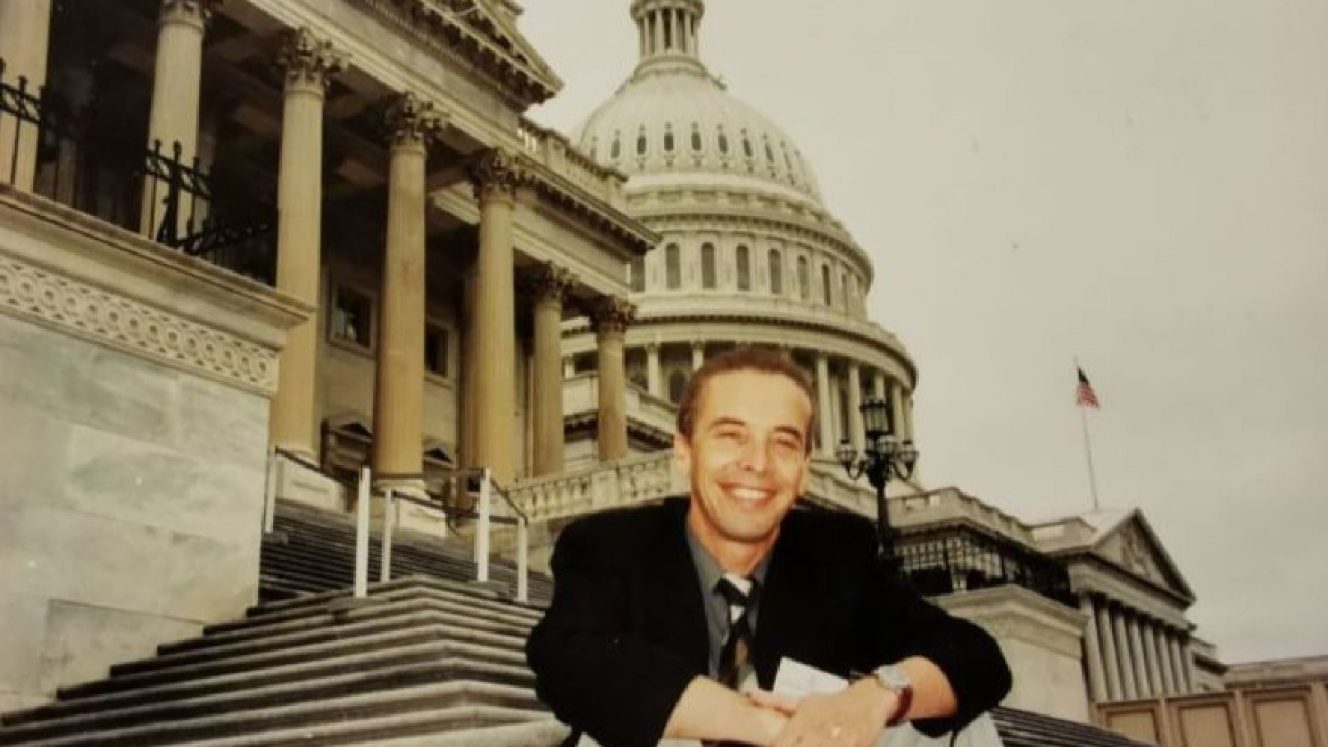 Пред Капитолия във Вашингтон през 2002 година, когато гостува на държавния департамент на САЩ  
