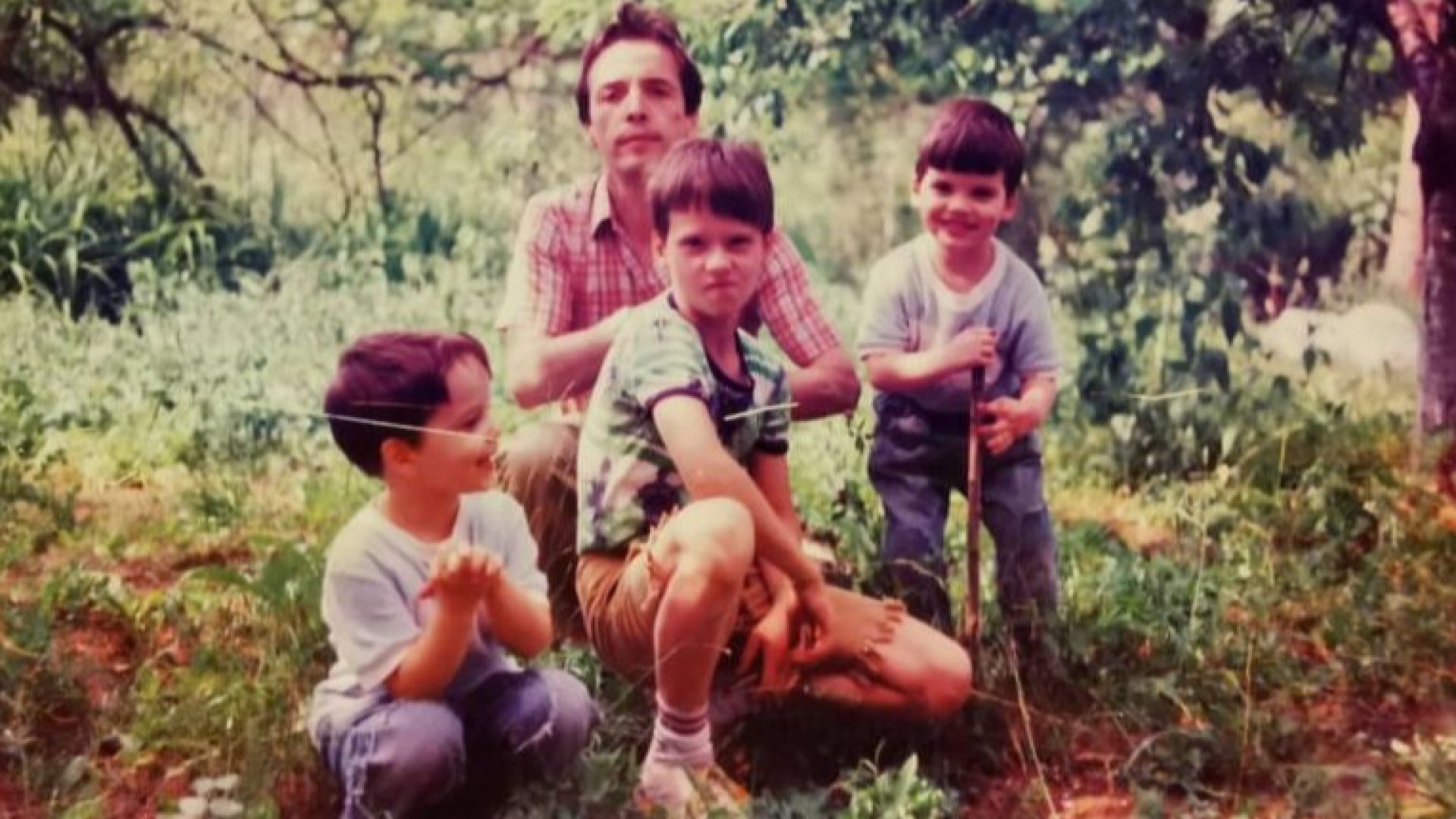 През 1993 година с децата 