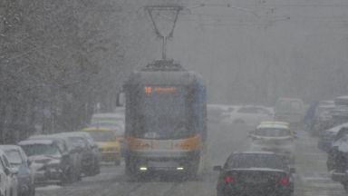 Обилният снеговалеж затвори пътища и ограничи движението у нас Проходът