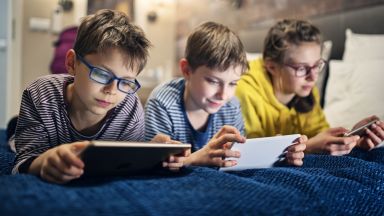 Децата, използващи дълго време електронни устройства, имат проблеми с вниманието