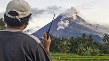 Вулканът Мерапи на остров Ява в Индонезия избълва пепел и