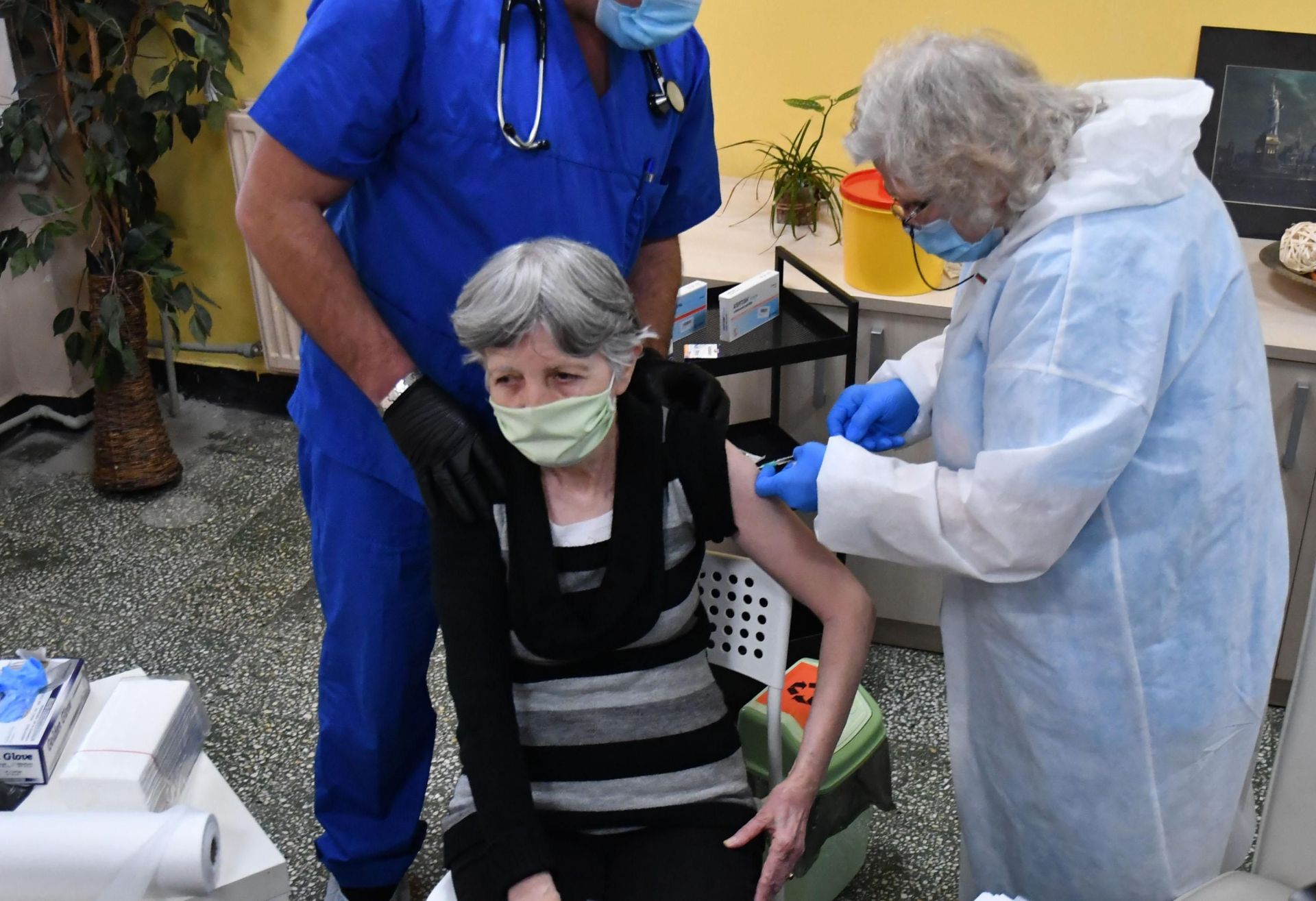 От днес започва ваксинирането на потребителите и персонала на домовете за възрастни хора в София