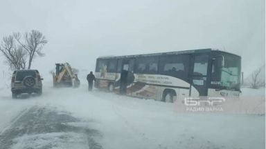 Снежна битка във Варненско, коли закъсаха по пътищата (видео)