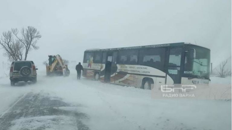 Пътят от Варна до Кичево е непроходим. Има големи снегонавявания.