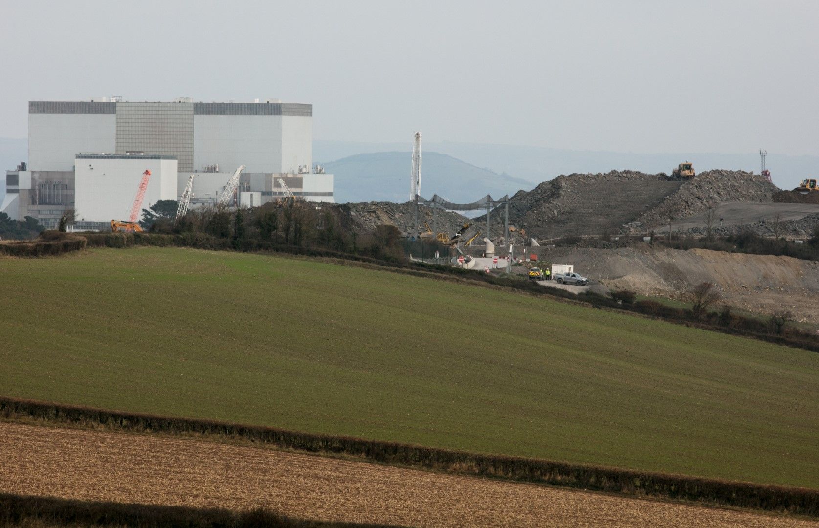 Строителството продължава. Предвижда се производството на електричество от Блок 1 на EDF Energy Hinkley Point Power Station да започне през юни 2026 година вместо в края на 2025 година, както беше предвидено първоначално