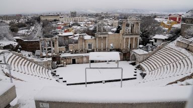 Снегопочистването в Пловдив продължава като до 3 часа през нощта