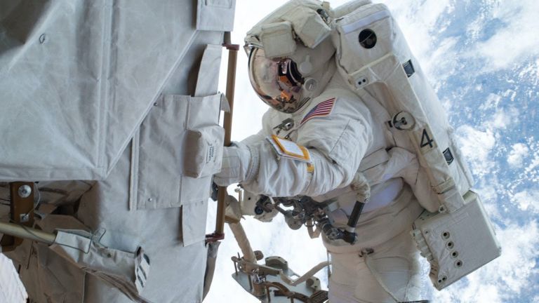 Космонавтът Рижиков предаде командването на МКС на астронавтката Шанън Уокър