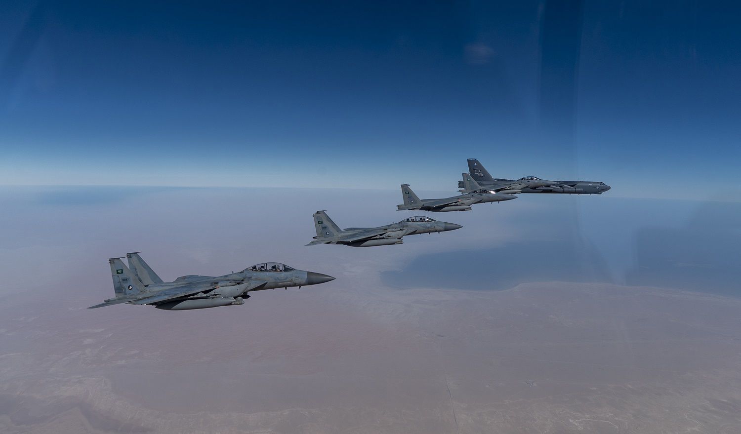  Централното командване на Съединени американски щати разгласява фрагменти по какъв начин той лети дружно с изтребители Ф-15 на саудитските Кралски военновъздушни сили 