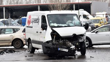 Тежка катастрофа между джип и бус на куриерска фирма в София