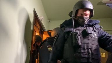 Руската полиция предприе още разследвания и обиски срещу намиращия се