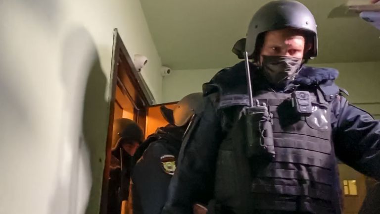 Руската полиция предприе още разследвания и обиски срещу намиращия се