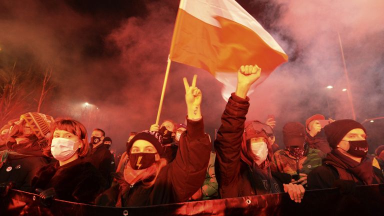 Хиляди поляци излязоха снощи на протест срещу съдебното решение, което