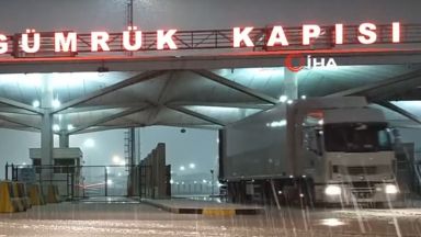 Колона от около 1400 товарни автомобила се е натрупала в