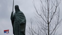 Откриха паметник на Стефан Неманя при грубо нарушаване на Covid мерките (видео)