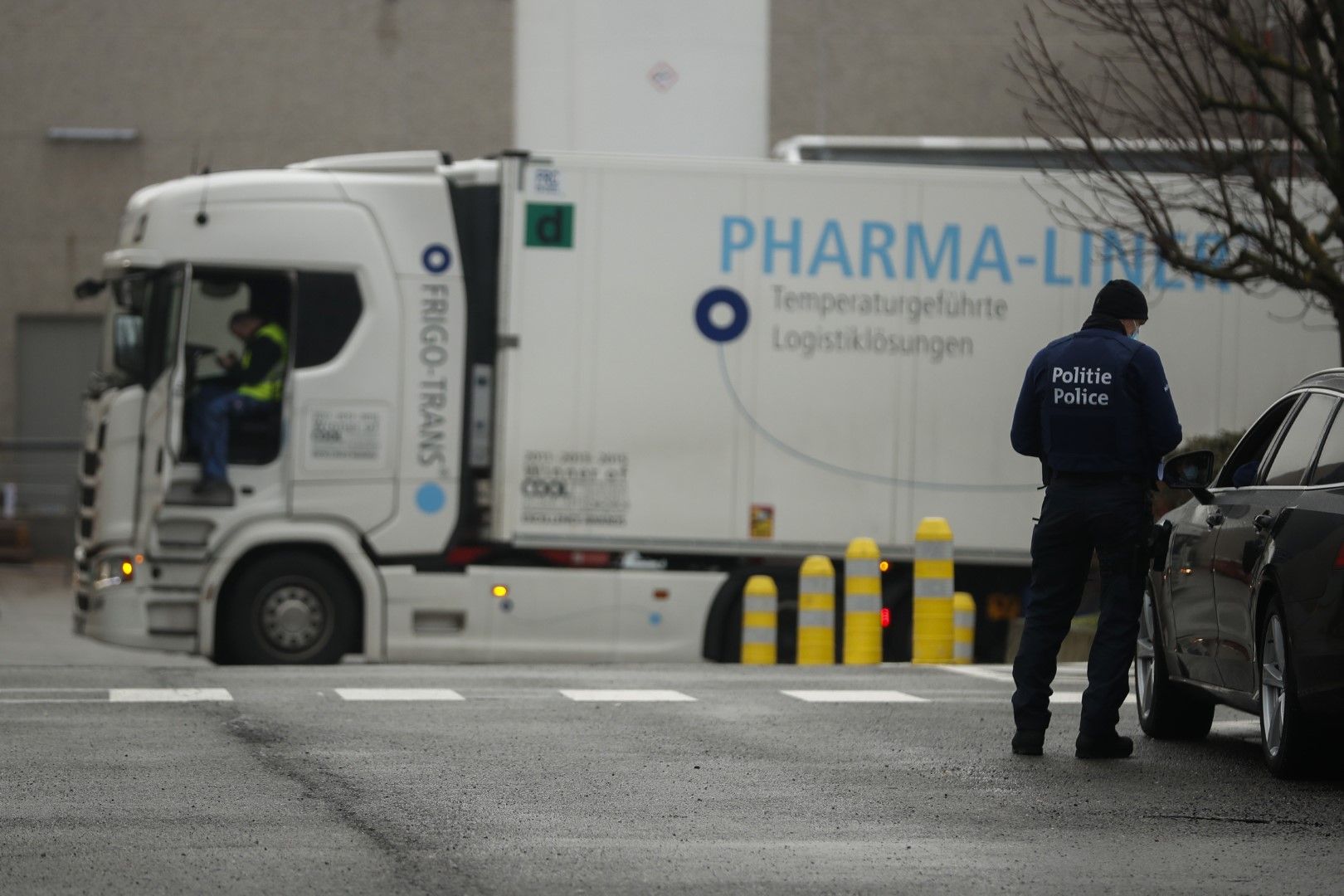 Хладиелн камион потегля с ваксини от завода на Пфайзер в Пурс, Белгия, 27 януари