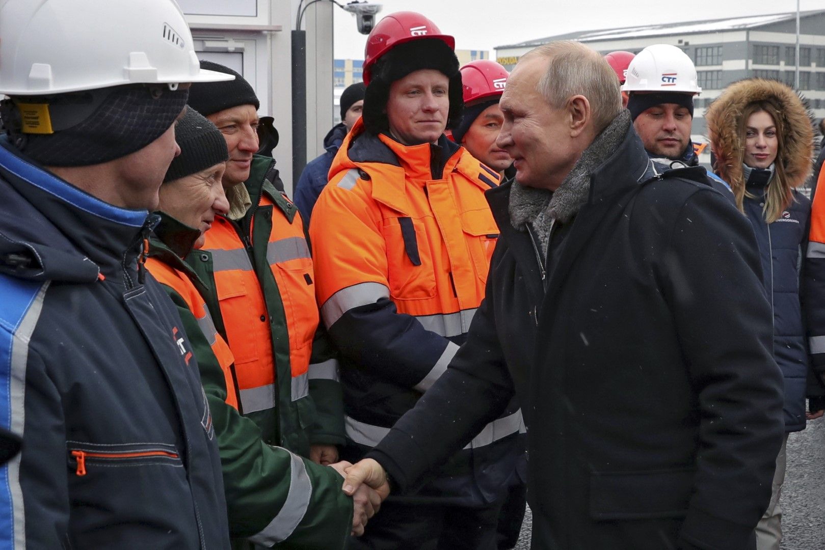Президентът на Русия Владимир Путин разговаря със строителни работници при откриването на нов участък (кръстовище) от магистралата между Москва и Санкт Петербург, 26 януари
