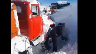 Тежка техника разчиства над 2-метровия сняг от пътя за Белмекен (видео)