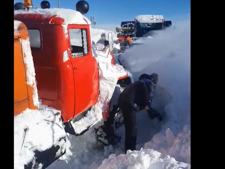 Пожарникари спасиха 8 младежи, затънали с 2 коли в преспите край язовир  Белмекен | Днес.dir.bg