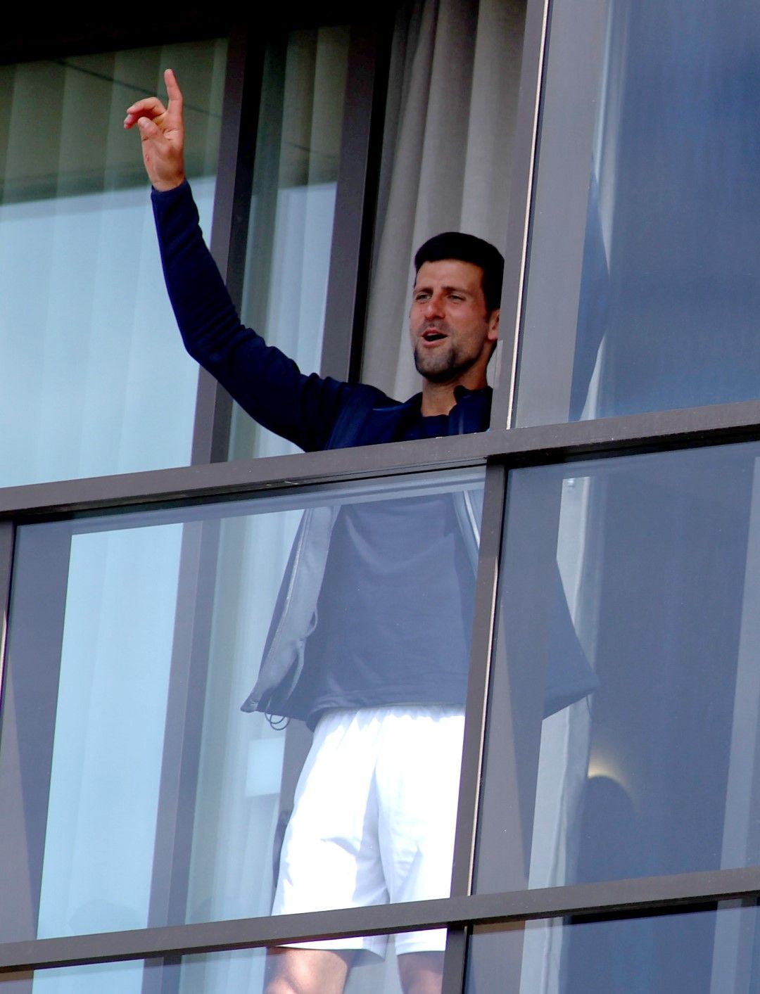 Новак Джокович на балкона на хотела в Аделаида