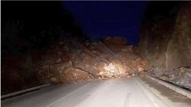 Пътят през Искърското дефиле е затрупан от свлякла се скална