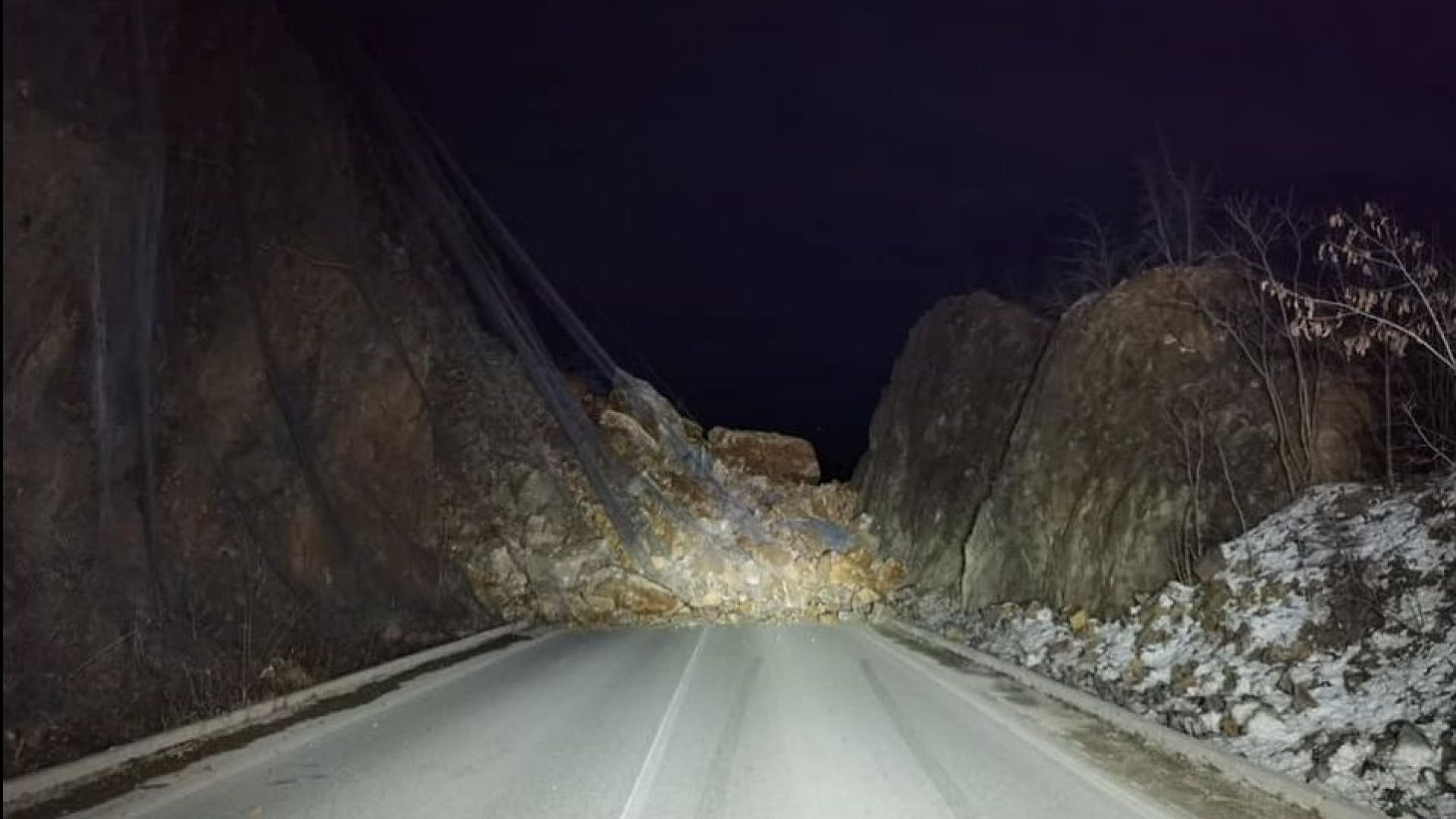 Огромно свлачище затвори пътя в Искърското дефиле (снимки)