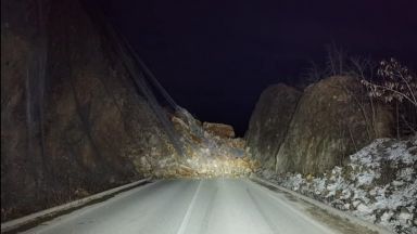 Пътят през Искърското дефиле е затрупан от свлякла се скална