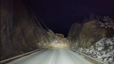 Пътят през Искърското дефиле е затрупан от свлякла се скална