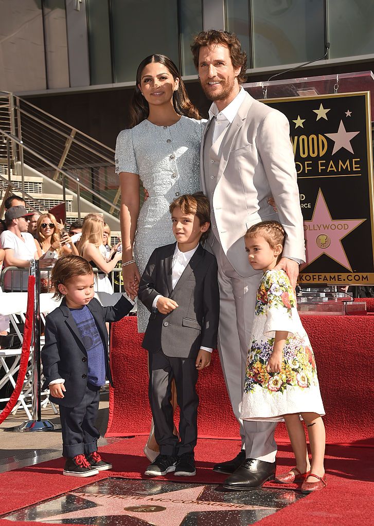 Матю Макконъхи със съпругата си Камила и трите им деца