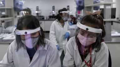 Два случая на едновременно заразяване с два щама на COVID 19