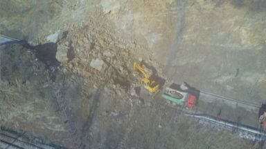 Взривяване на ската няма да се наложи Скалното срутище се