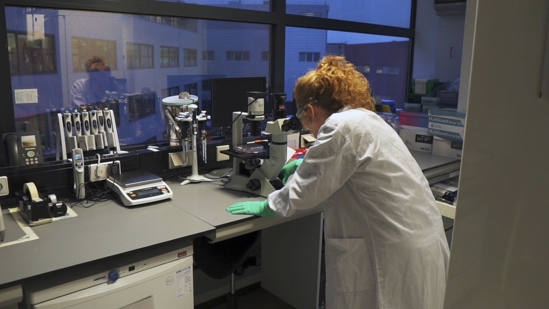 Учен прави проучване в процеса на разработка на ваксината в лабораторията на "Янсен" в Лайден, Холандия