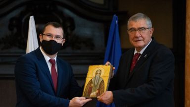 Вече повече от три десетилетия българските изследователи и учени отварят