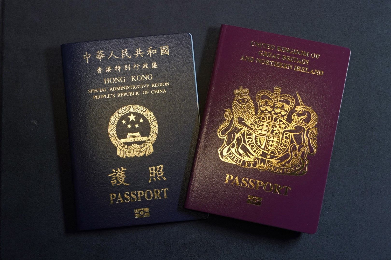 Двата паспорта - Британски национални задгранични паспорти (BNO) и паспорта на специален административен район на Хонконг на Китайската народна република (вляво)