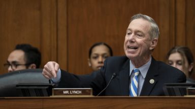 Американски конгресмен от щата Масачузетс на когото вече са инжектирани