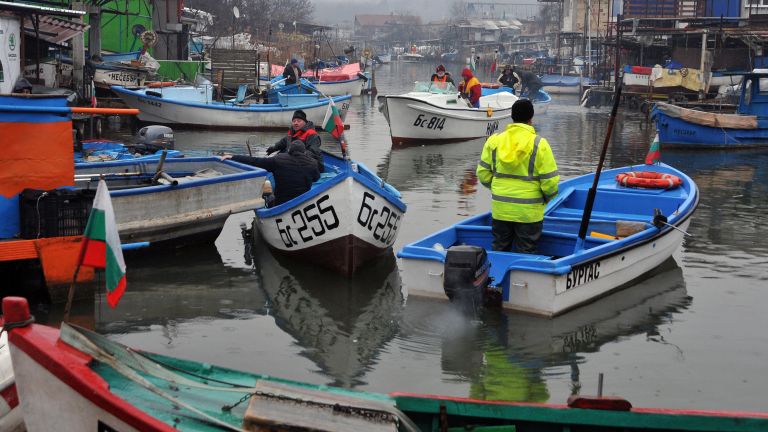 Рибари от рибарското селище Ченгене скеле край Бургас излязоха на
