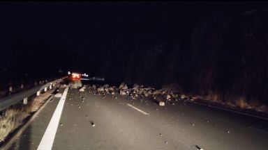 Свлачище затвори едното платно на автомагистрала Струма алармираха очевидци във