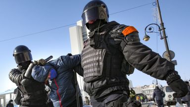 Най малко 145 души са задържани в множество руски градове в