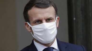 Президентът на Франция Еманюел Макрон защити решението си да отложи