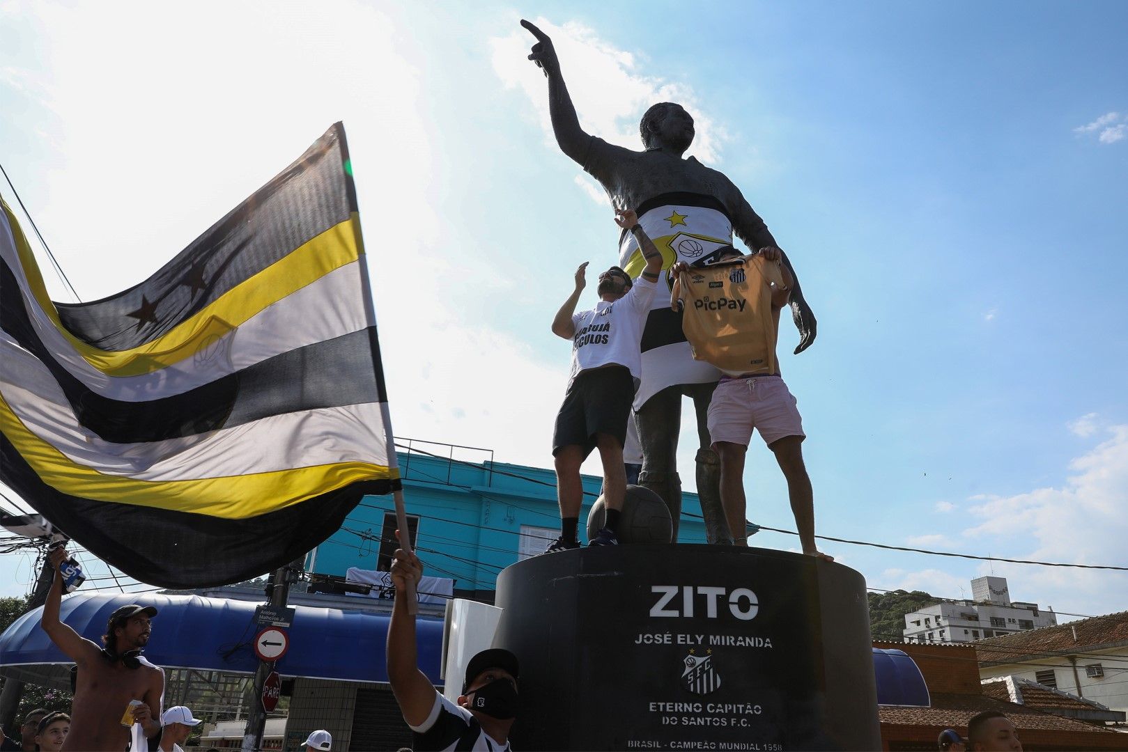 Хиляди се струпаха около стадиона на Сантос и статуите на Зито, Пеле и останалите герои на клуба, още далеч преди мача
