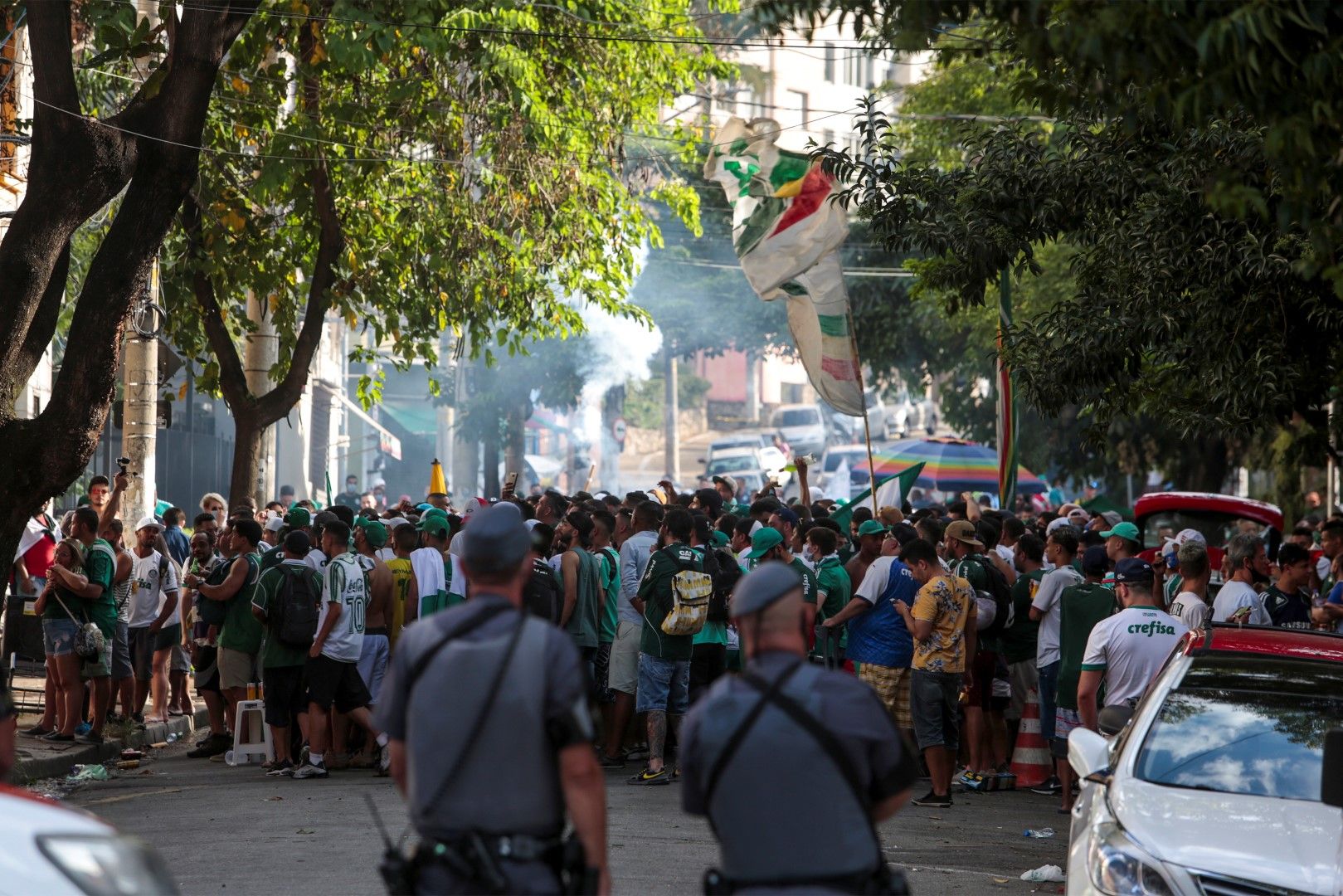 Карнавал със сълзи, но от радост - няколко огромни квартала на многомилионния Сао Пауло бяха изцяло в зелено около мача, а след победата на Палмейрас настана еуфория