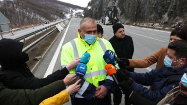 От сутринта алпинисти геолози и експерти от поддържащата фирма и