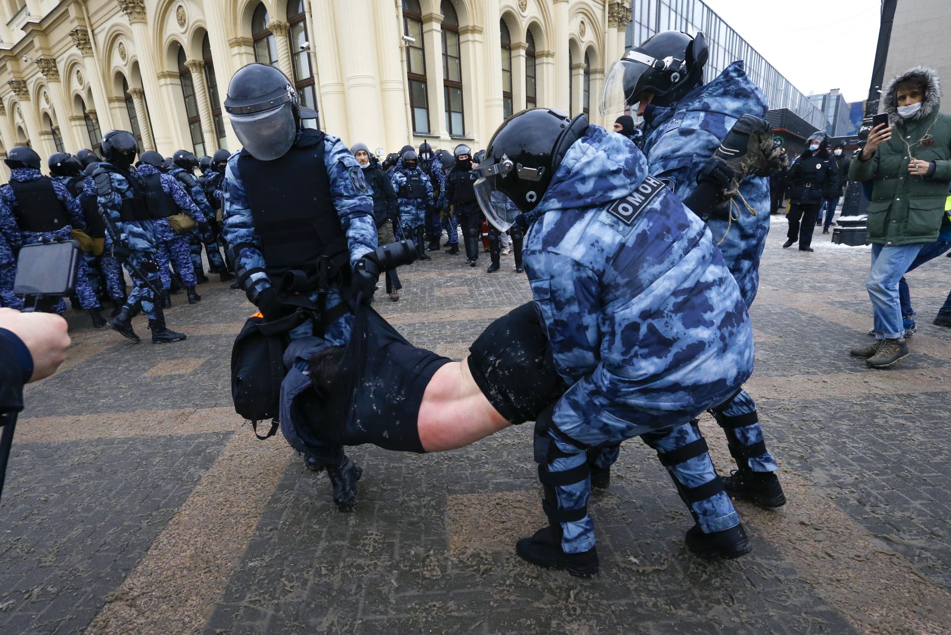 Стигна се до сблъсъци между полицията и протестиращите