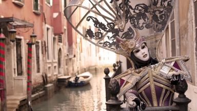Във Венеция липсва карнавалното настроение: гондолите са закотвени, а улиците - зловещо пусти