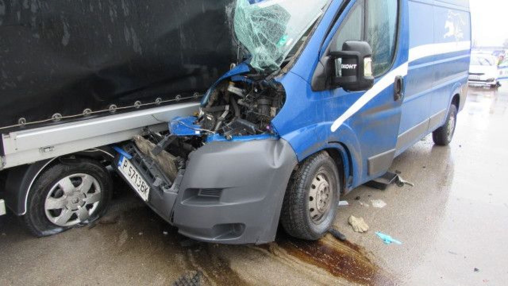 Тежка катастрофа в Русе - куриерски бус се удари в камион