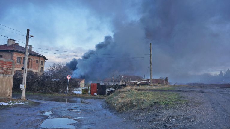Гъст черен дим обви района на битпазар Малашевци тази сутрин.