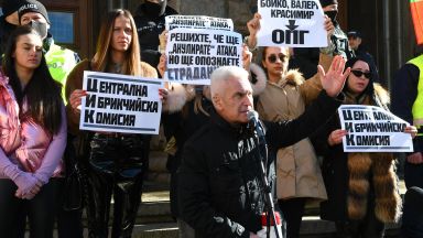 Партия Атака излезе на протест пред Централната избирателна комисия днес