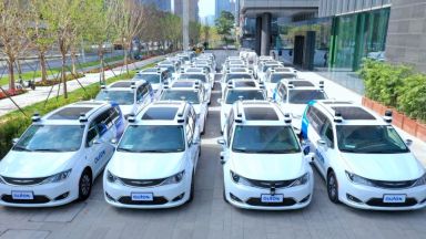 Автономни роботаксита вече пътуват по улиците на Китай