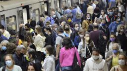 Отмяната на носенето на маски от ваксинирани предизвиква объркване в САЩ
